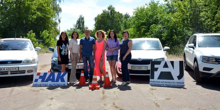 Автомобільна федерація України навчає переселенок упевнено водити